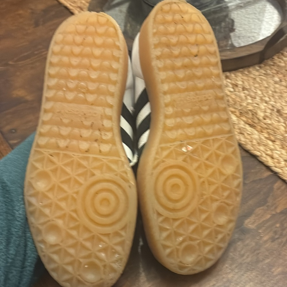 Women’s Adidas Sambae. Size 6.5. - Picture 3 of 4